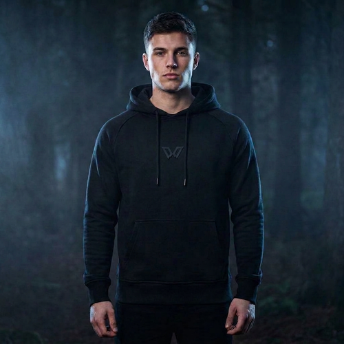 Black W Icon Hoodie an Mann getragen – schwarzes Logo in Gummi-Optik