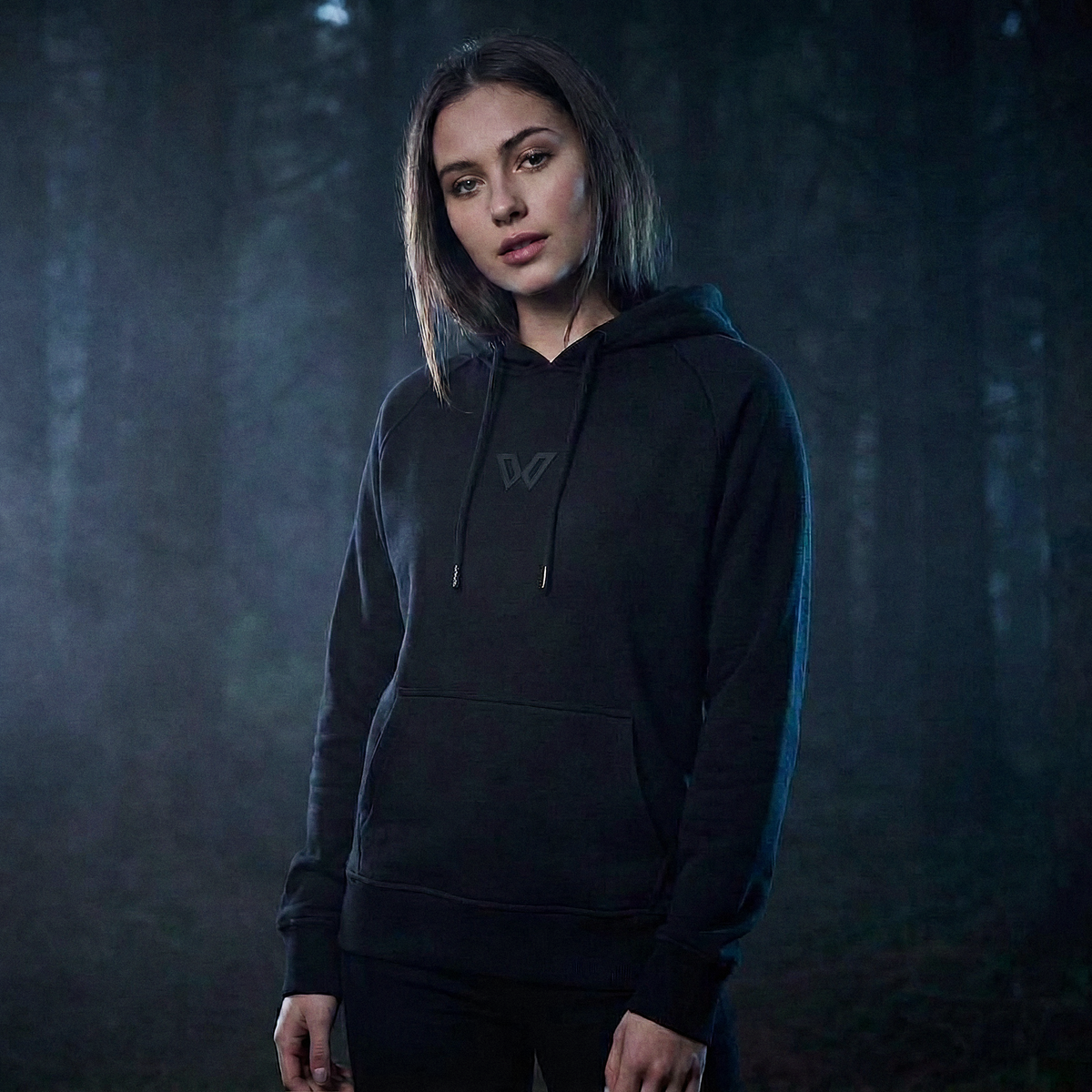 Black W Icon Hoodie an Frau getragen – schwarzes Logo in Gummi-Optik