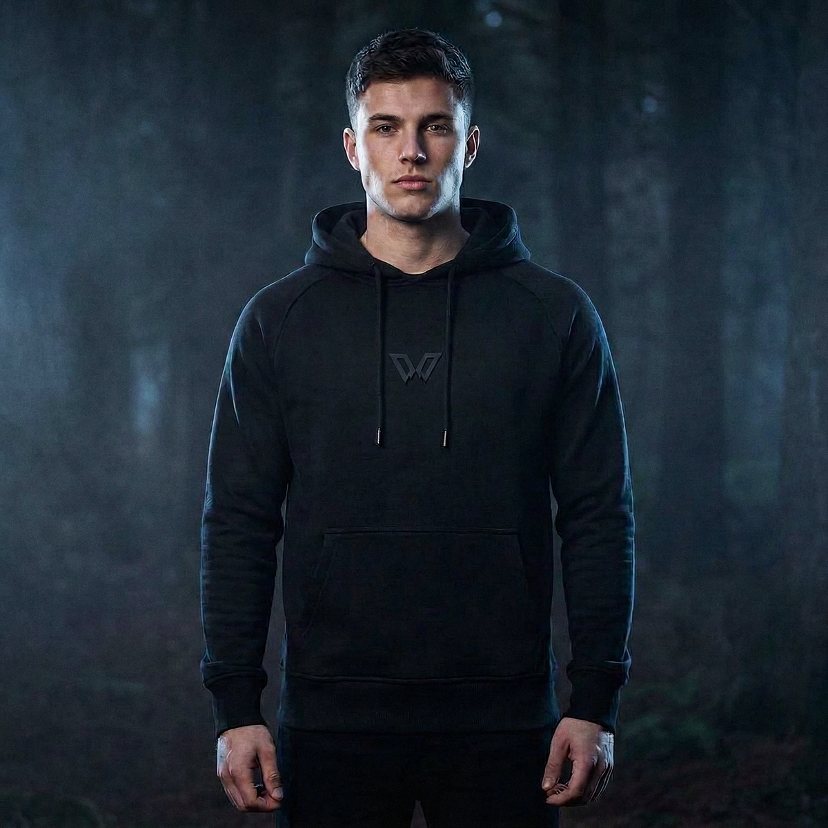 Black W Icon Hoodie an Mann getragen – schwarzes Logo in Gummi-Optik