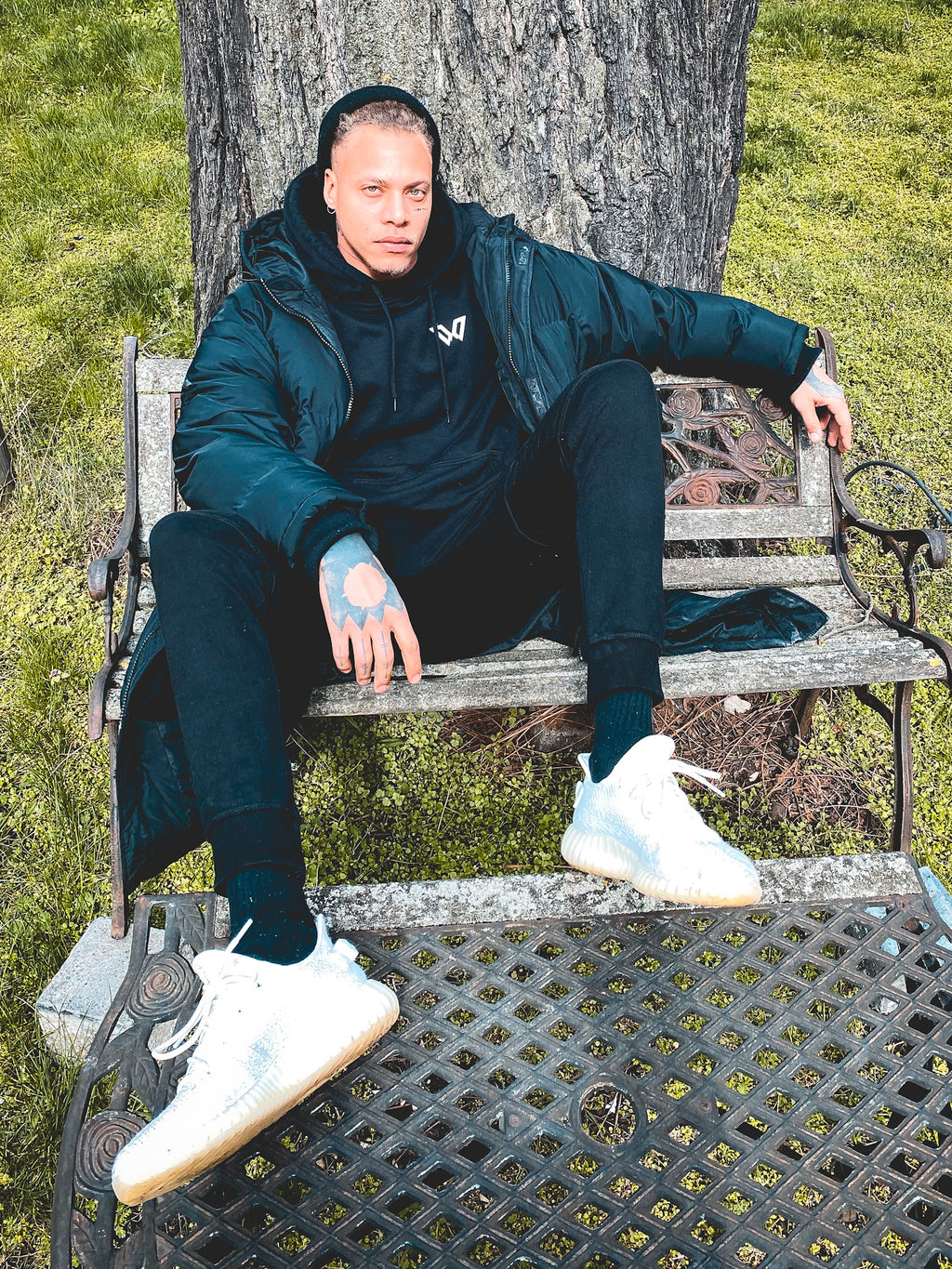 Sudadera con capucha negra (estampado reflectante)