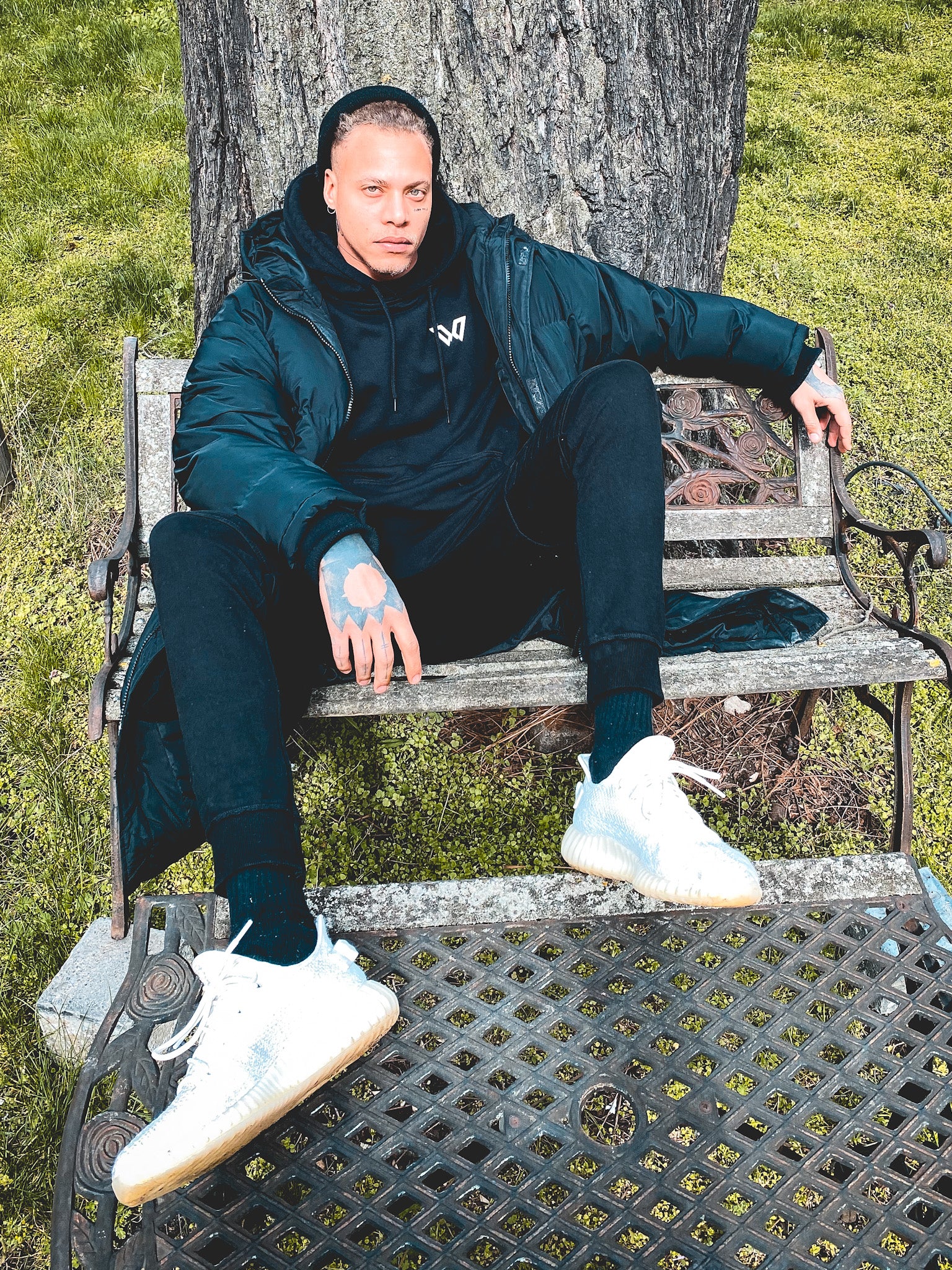 Sudadera con capucha negra (estampado reflectante)