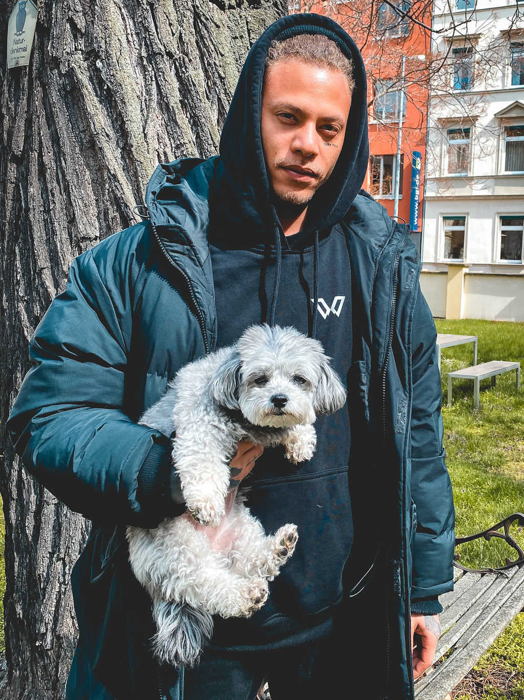 Sudadera con capucha negra (estampado reflectante)