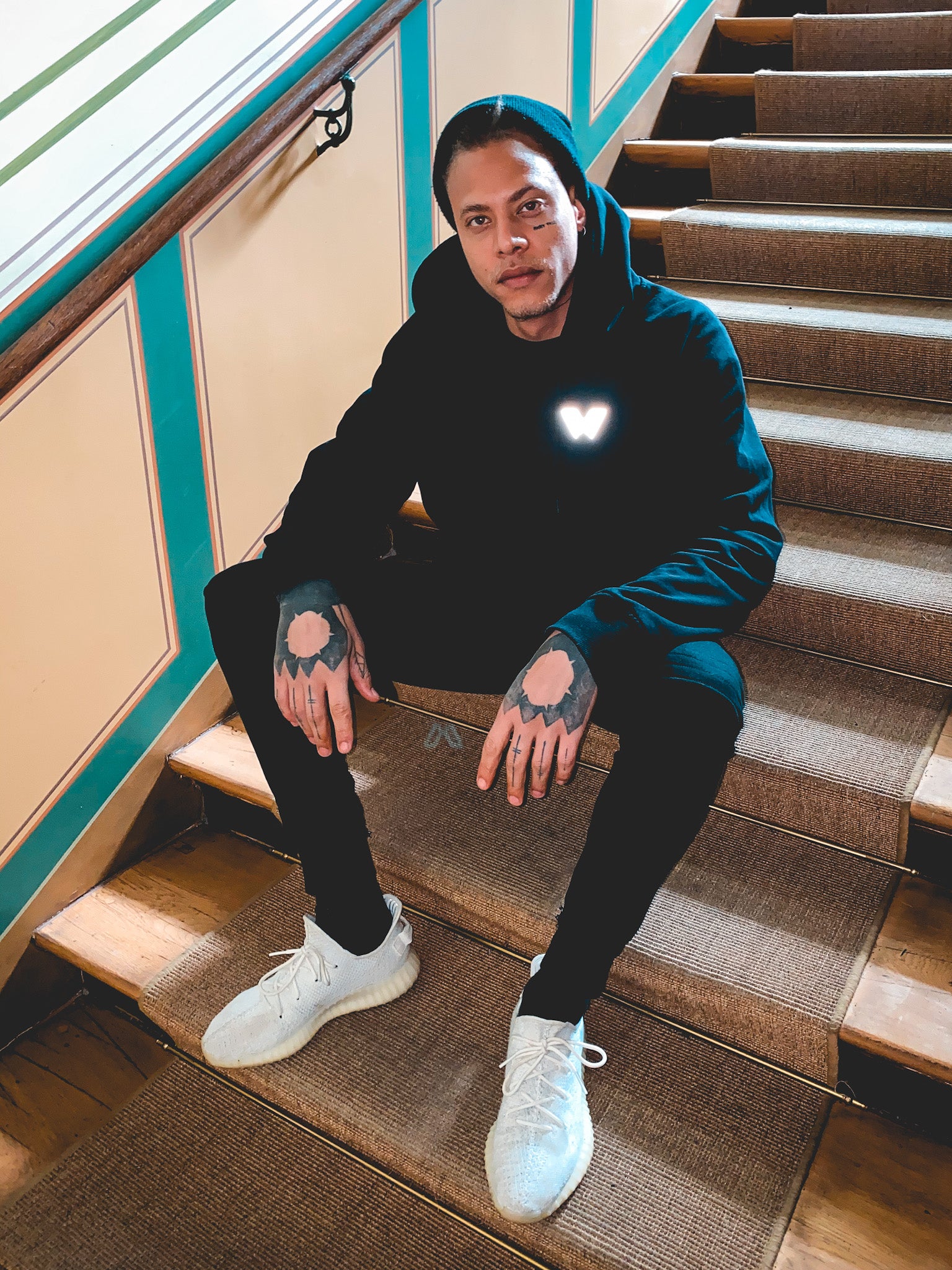 Sudadera con capucha negra (estampado reflectante)