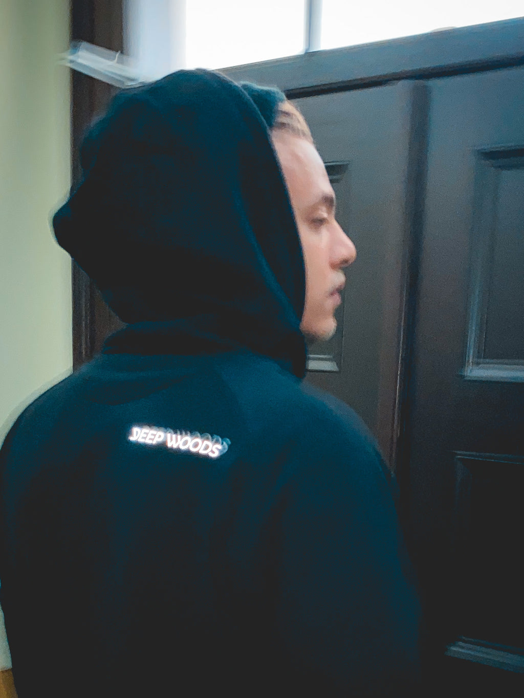 Sudadera con capucha negra (estampado reflectante)